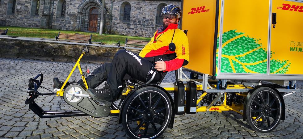 DHL-lastesykkel med sjåfør på Domkirkeplassen