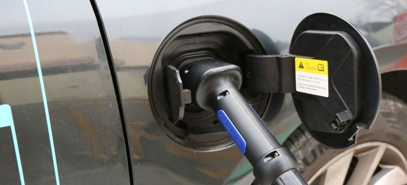 Ladekontakt plugget i elbil