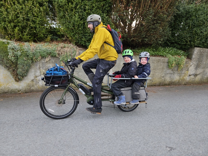 To barn sitter på en el-lastesykkel