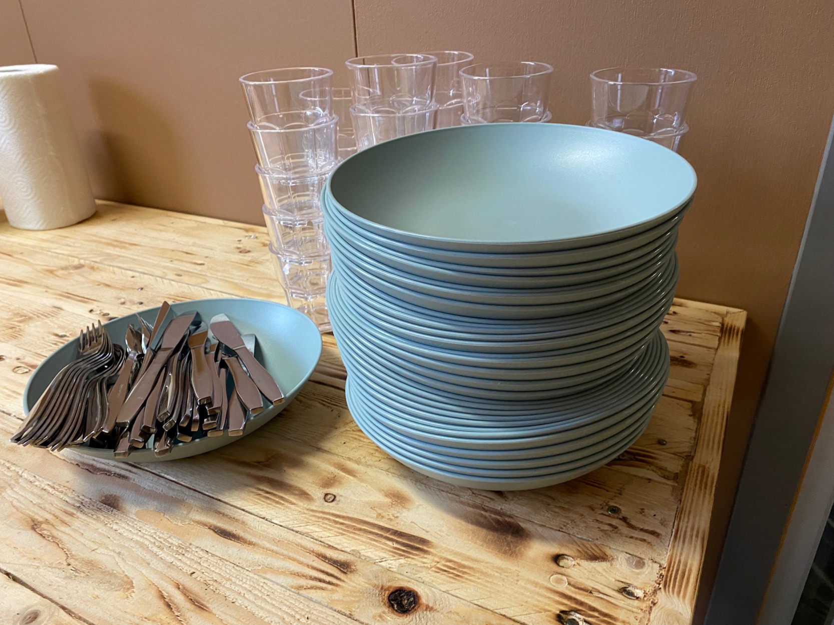 Flergangsservise av holdbar plast