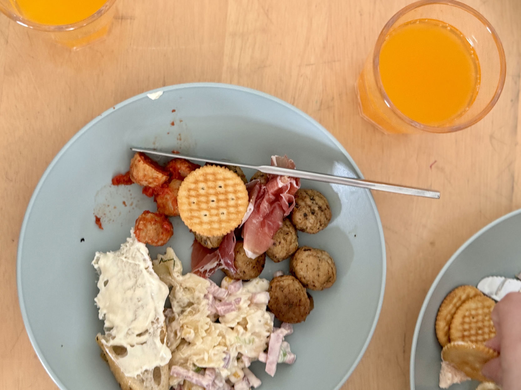 Flergangsservise-tallerken med tapas.