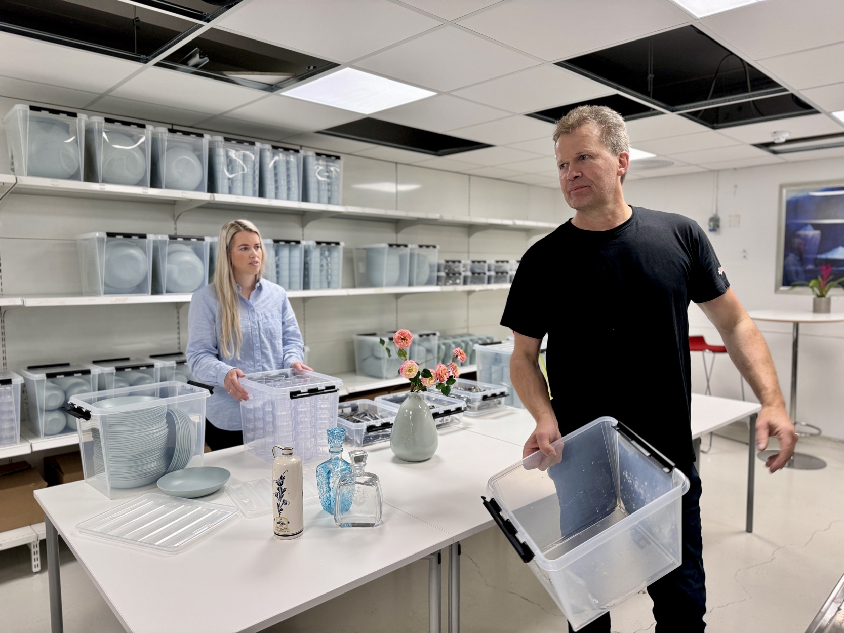 Iselinn Sirevaag, leder for Arbeidstreningssenteret, og Magnar Emil Eggebø, arbeidsleder for Forlatt skatt-prosjektet, pakker kopper og kar bestilt til sommerfest.