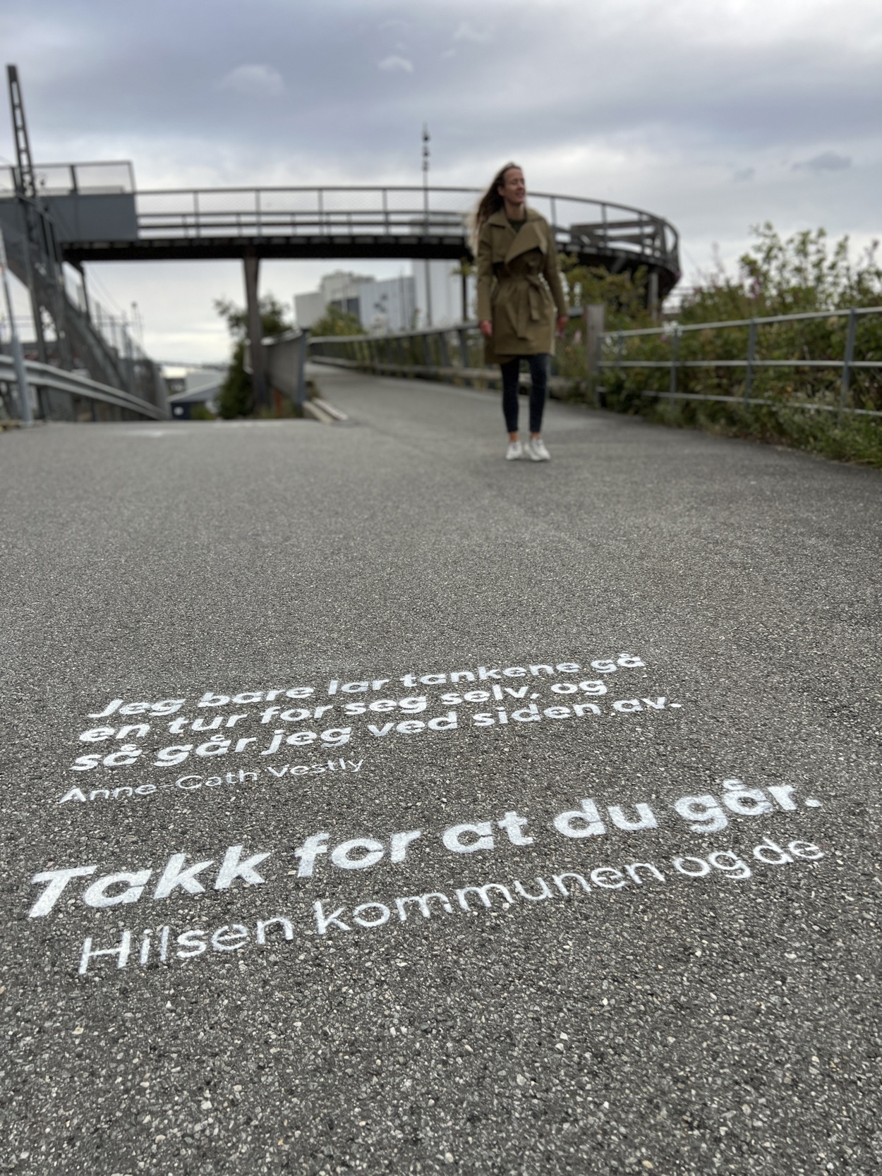 "Jeg lar bare tankene gå en tur for seg selv, og så går jeg ved siden av" og "Takk for at du går" er det malt inn i asfaltet på gang- og sykkelveien.