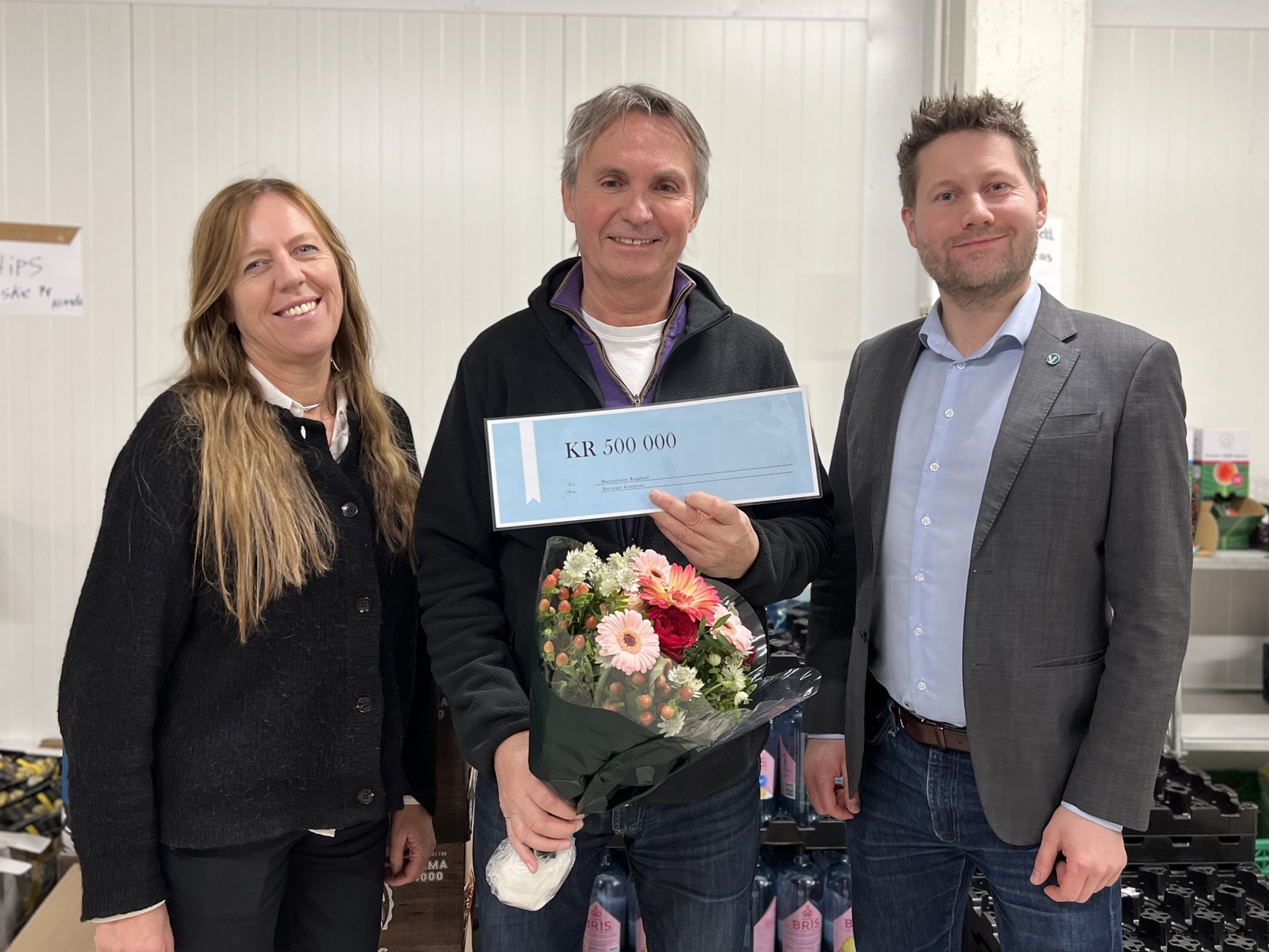 I midten: Tor Jan Bredenbekk, daglig leder i Matsentralen Rogaland, til venstre miljøvernsjef i Stavanger kommune, Jane Nilsen Aalhus, og utvalgsleder for natur og klima, Kjartan Alexander Lunde.