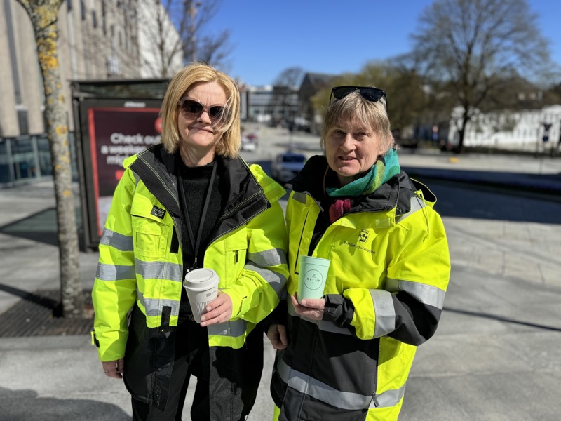Gabriele Brennhaugen, klima- og miljø-rådgiver, og Kristin Kverneland, bykoordinator i NEB-STAR, med flerbrukskopp.