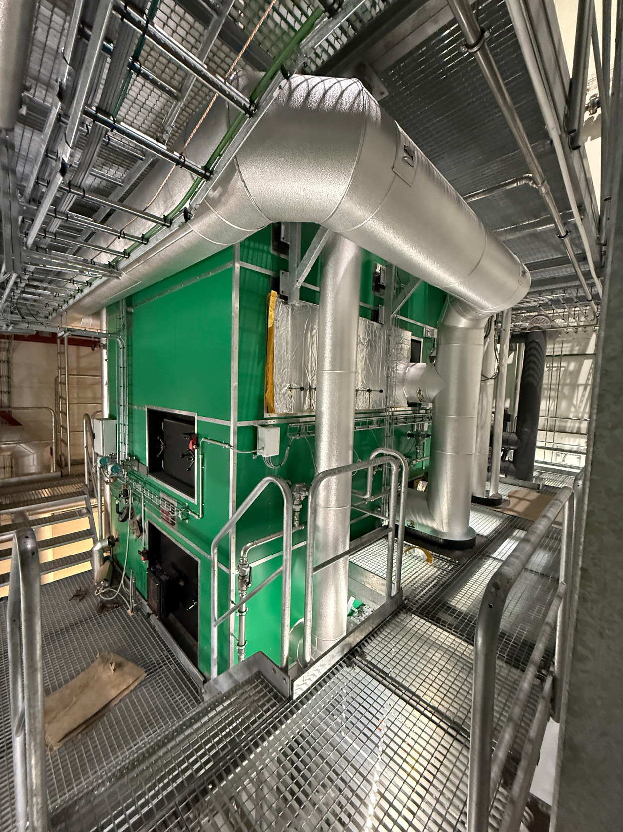 bildet av biokjelen viser flere rør og ovn.