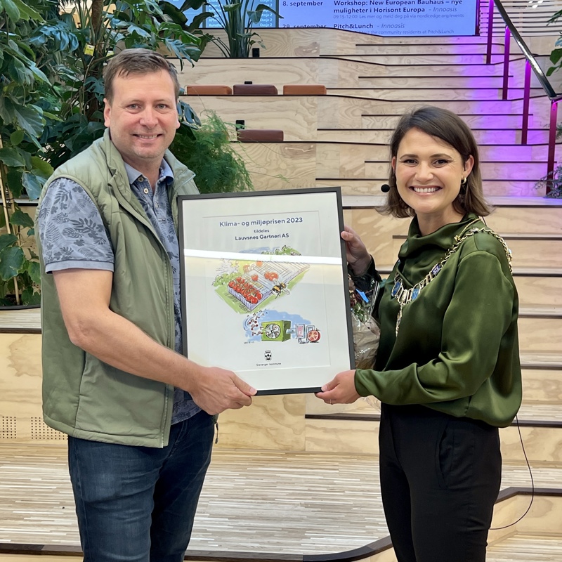 Klima- og miljøprisvinneren 2023, Jan  Terje Vignes. Ordfører Kari Nessa Nordtun delte ut prisen.