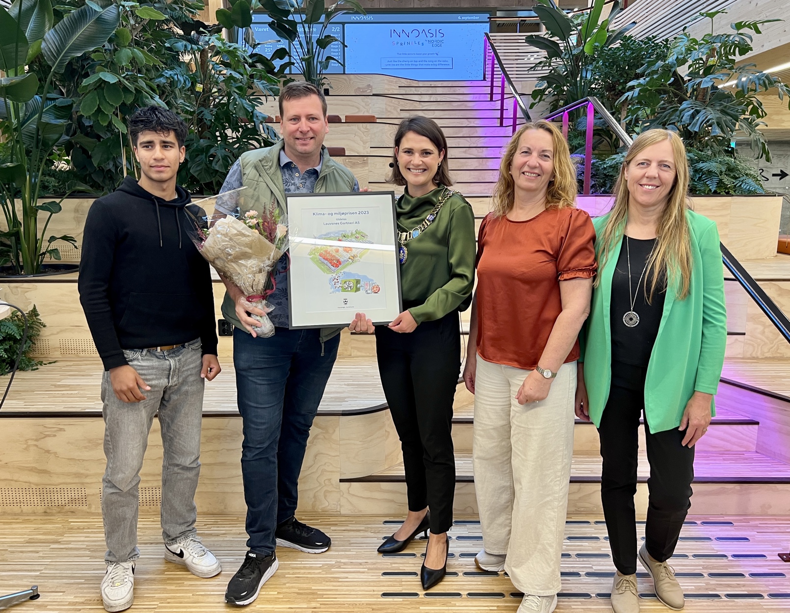 Prisvinneren med utdelerne av prisen