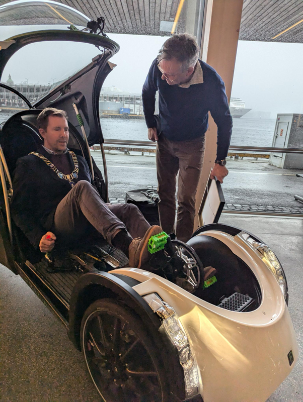 Ordfører Tormod Losnedal ville teste sykkelen etter at han hadde delt ut prisen til Per Hassel Sørensen (til høyre).