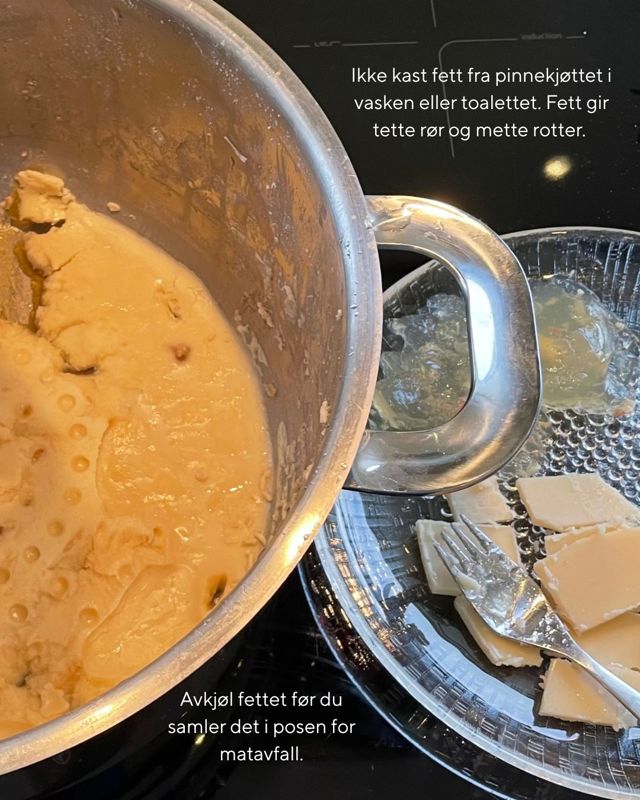 En gryte med avkjølt fett fra pinnekjøtt står på en kjøkkenbenk ved siden av en tallerken med stivnet fett i biter. Teksten på bildet minner om at fett ikke skal kastes i vask eller toalett, men avkjøles og samles i pose for matavfall