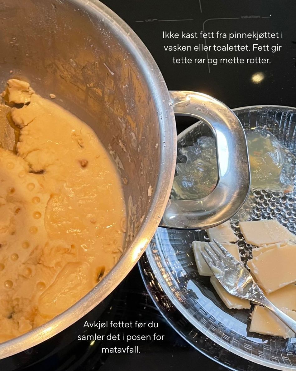 En gryte med avkjølt fett fra pinnekjøtt står på en kjøkkenbenk ved siden av en tallerken med stivnet fett i biter. Teksten på bildet minner om at fett ikke skal kastes i vask eller toalett, men avkjøles og samles i pose for matavfall