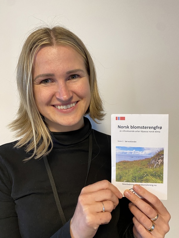 Bilde av ei som holder blomsterengfrø.