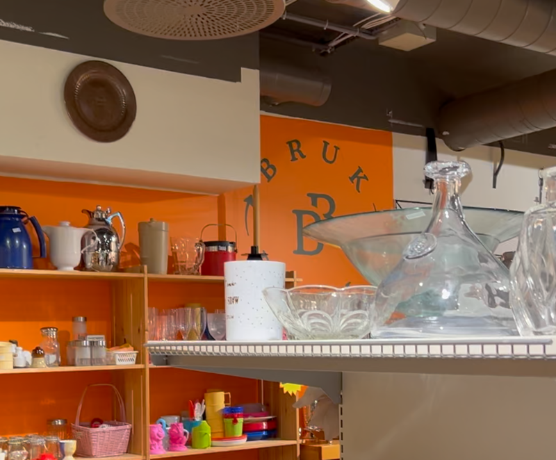 Bruk brukt logo inne i butikken på Arkaden.