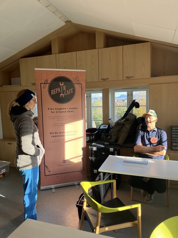 To personer som snakker og deltar på Reparasjonskafé