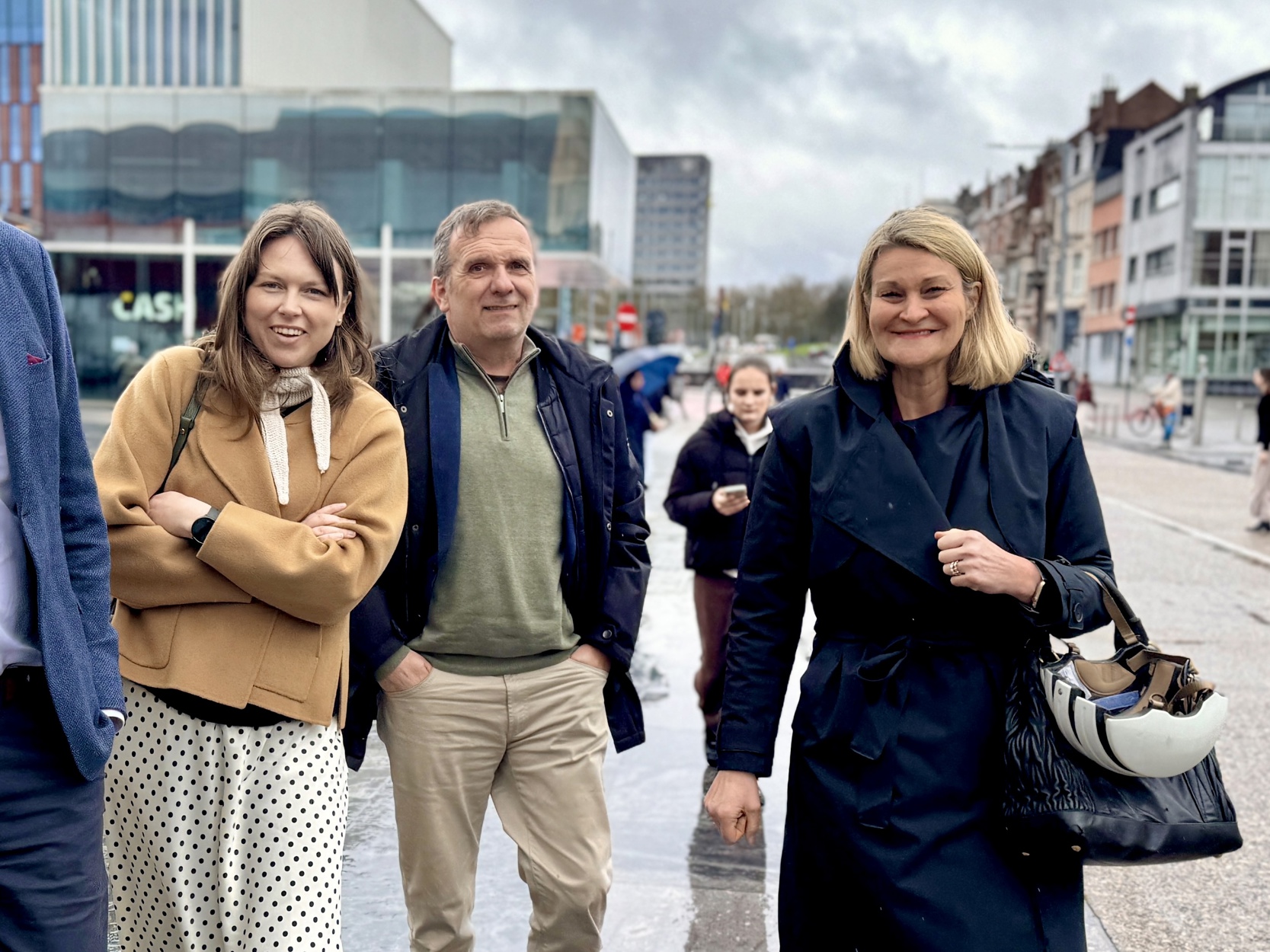 Anna K. Enerstvedt, Leidulf Skjørestad og Runa Monstad på vei til den Den europeiske investeringsbanken i Brussel.