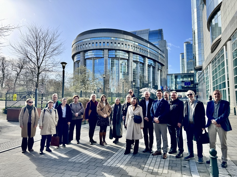 Delegasjon fra Stavanger og Trondheim foran EU parlamentet i Brussel. 