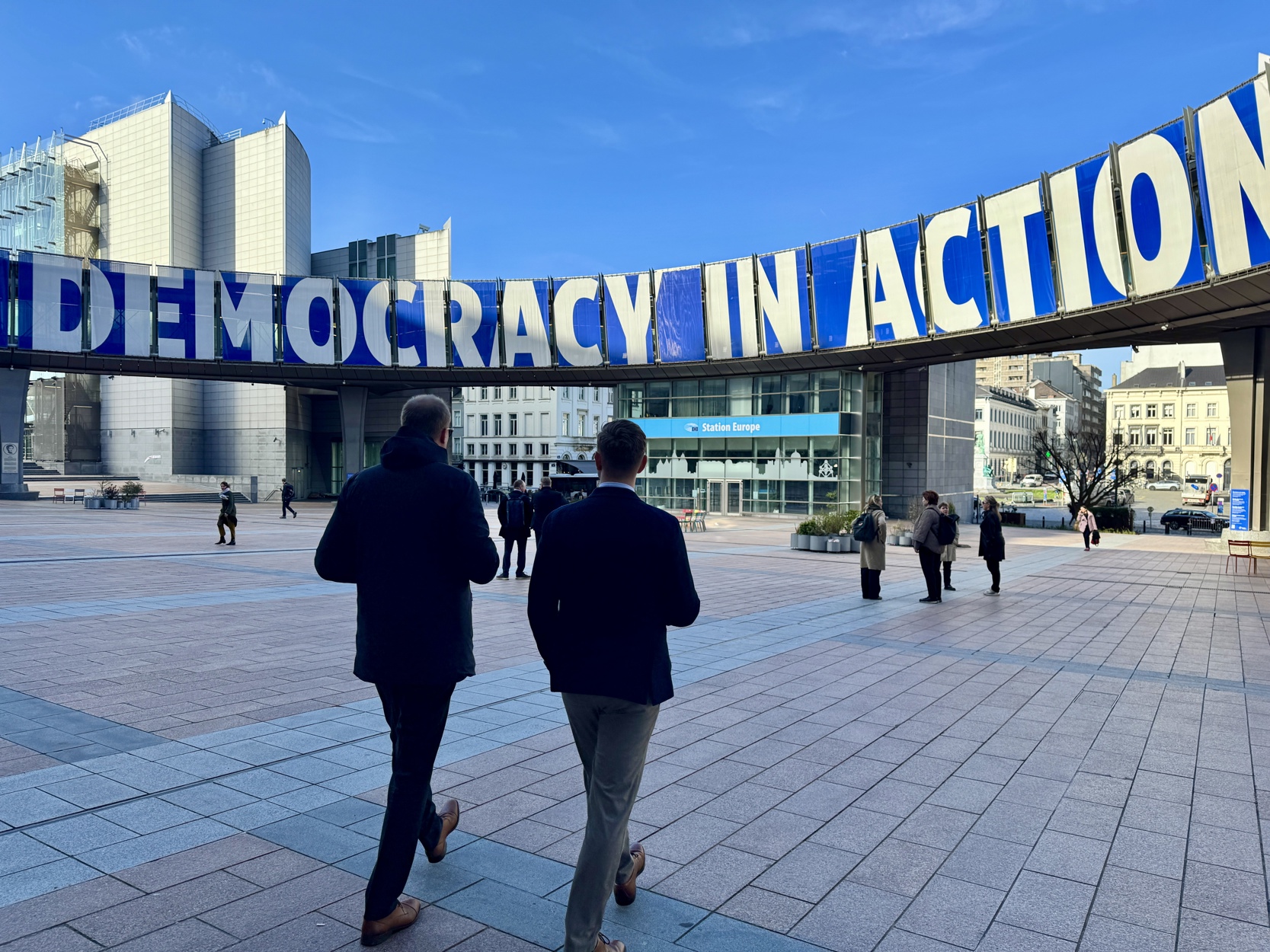 EU Parlamentet i Brussel med teksten "Democracy in action".