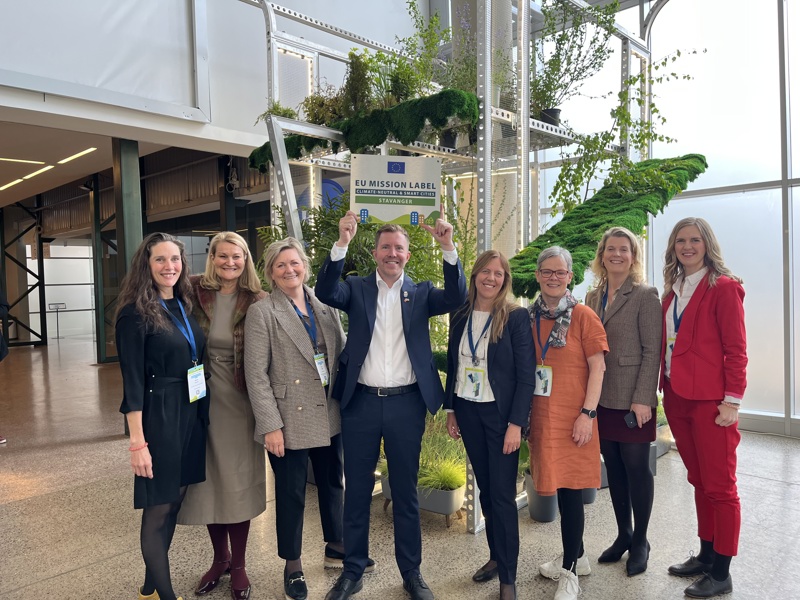 Delegasjon fra Stavanger som er tilstede i Vilnius i Litauen viser stolt fram Mission Label-merket.