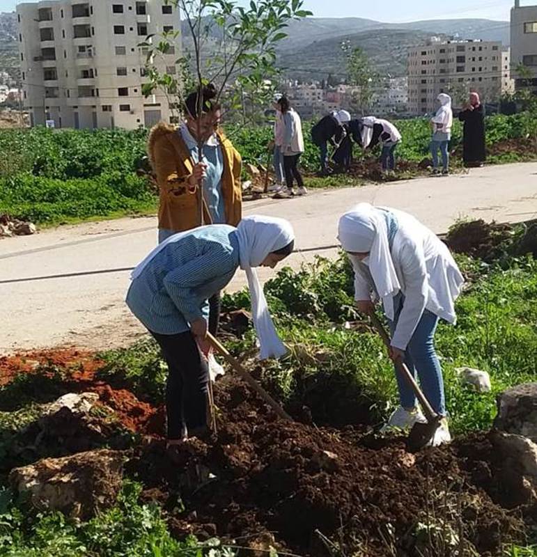 Ungdom planter trær