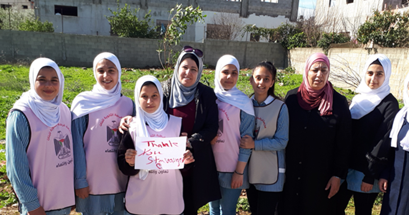En gruppe med kvinner fra Nablus står med skilt hvor det står Thank you Stavanger