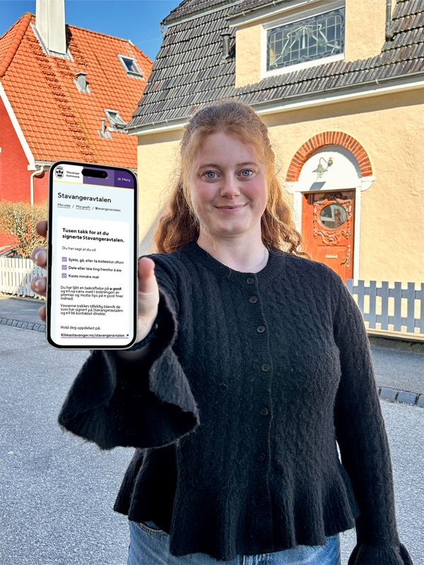 jente som holder frem en mobiltelefon