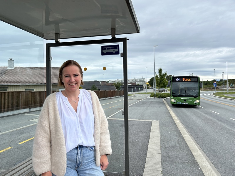 Mariann Lunde Gunnerød står på busstoppet på Hundvåg.