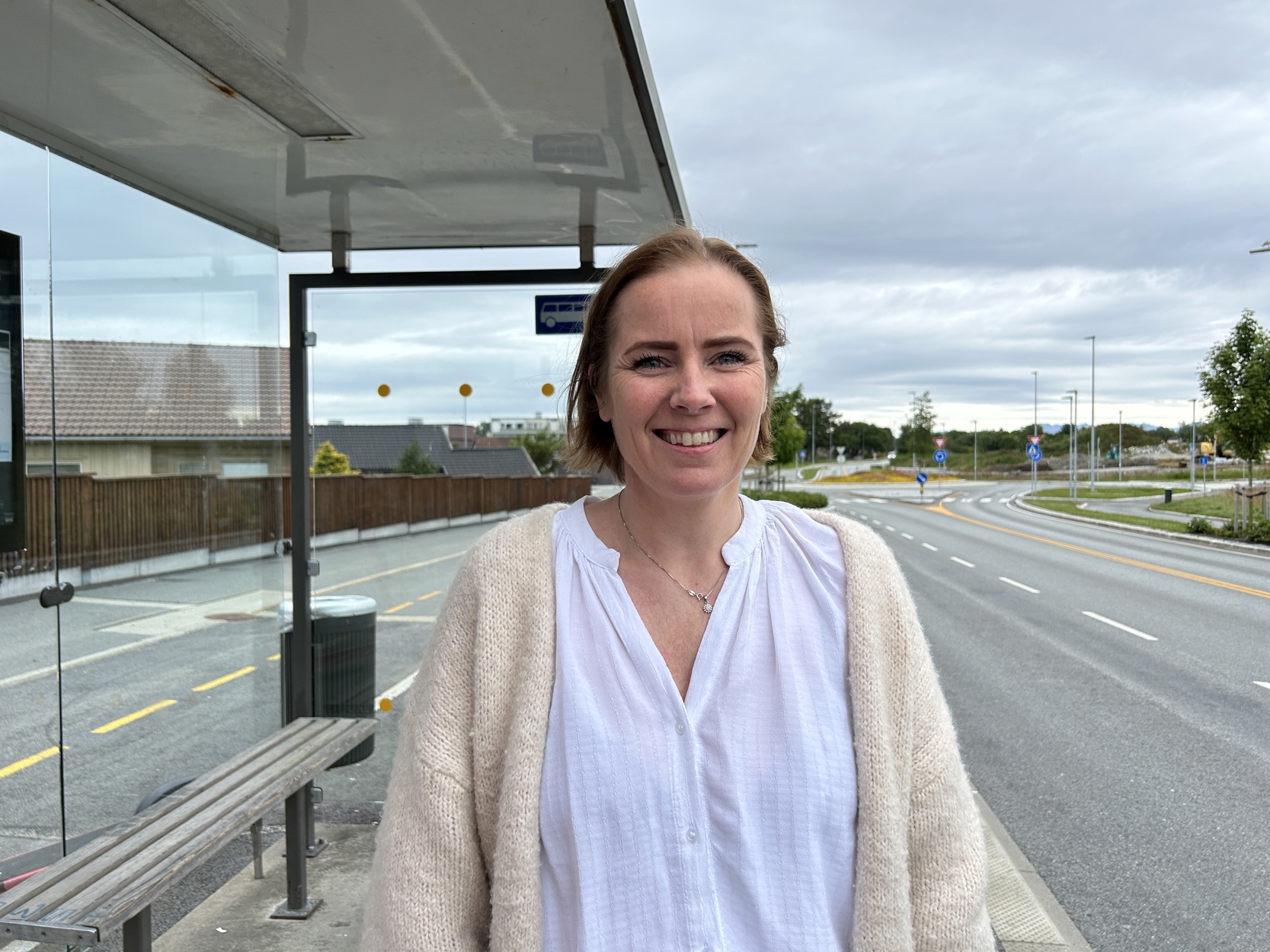 Mariann Lunde Gunnerød (46) står på busstoppet på Hundvåg