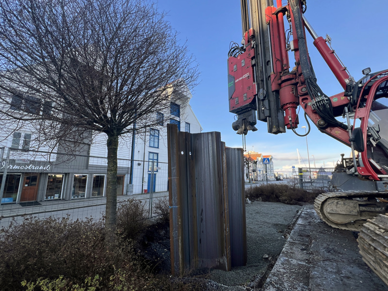 Flere meter høye stålplater slås ned i grunnen ved kjerringholmen. (Foto: Sigrun Sætrevik)