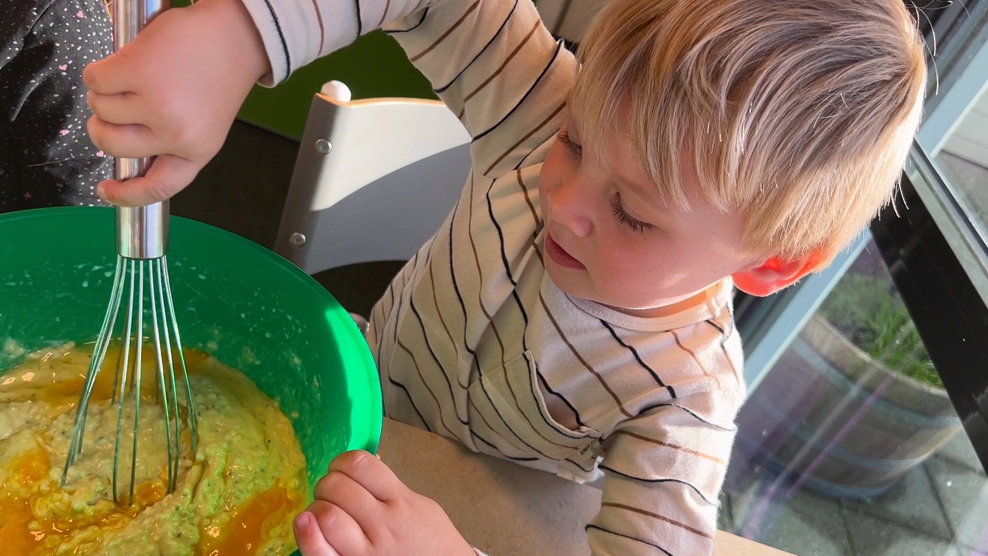 Magnus blander sammen ingrediensene.