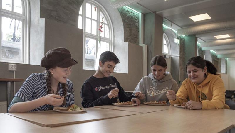 Fra venstre: Lone Ebenhard Flotve 10c, Batuhan Özbal 10a, Helle Gjerde Haug 10d, Silan Cetinkaya 10c