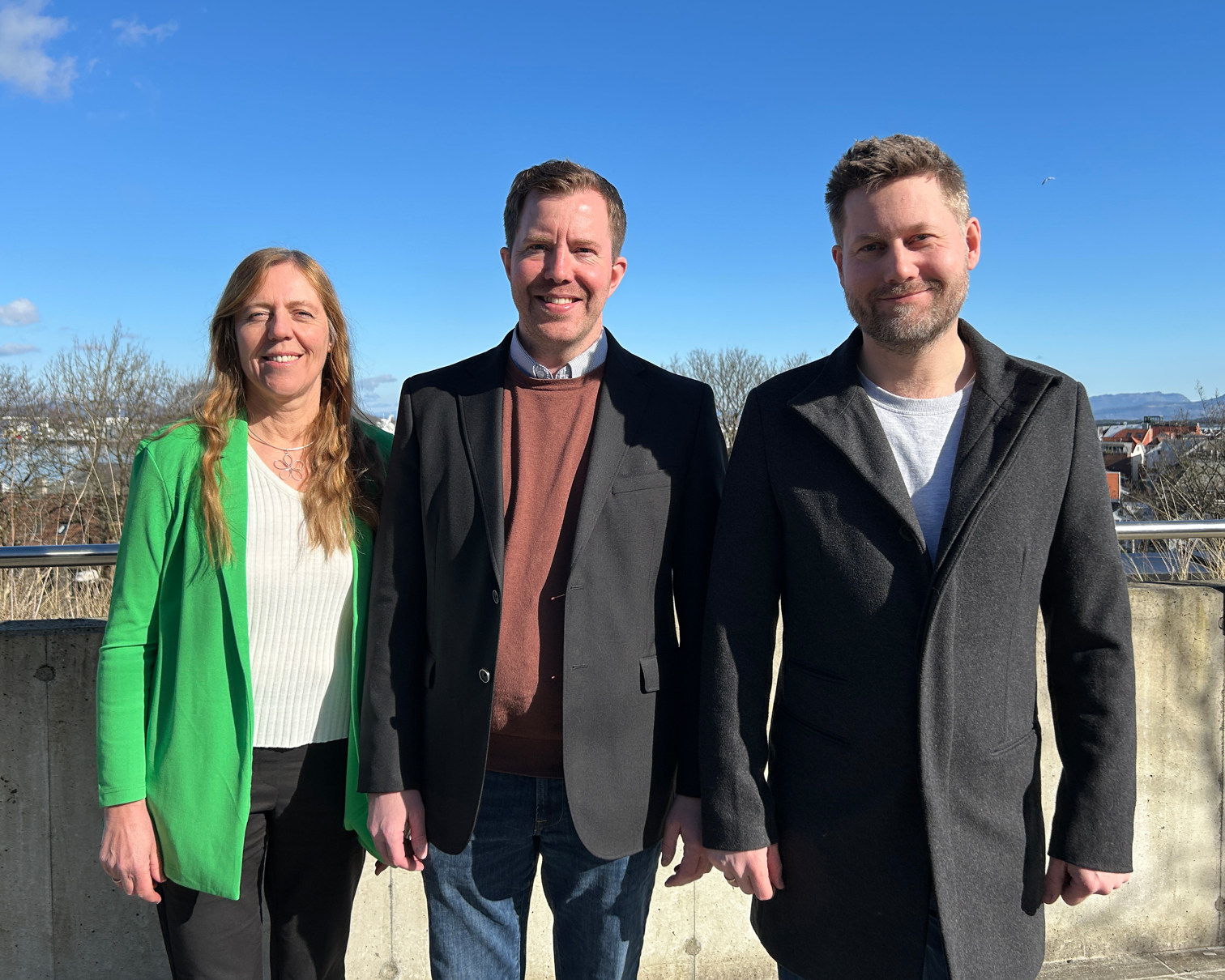Gruppebilde av Jane Nilsen Aalhus, miljøvernsjef i Stavanger kommune, ordfører i Stavanger Tormod Losnedal og utvalgsleder for klima og natur, Kjartan Alexander Lunde, ute i lav vintersol.