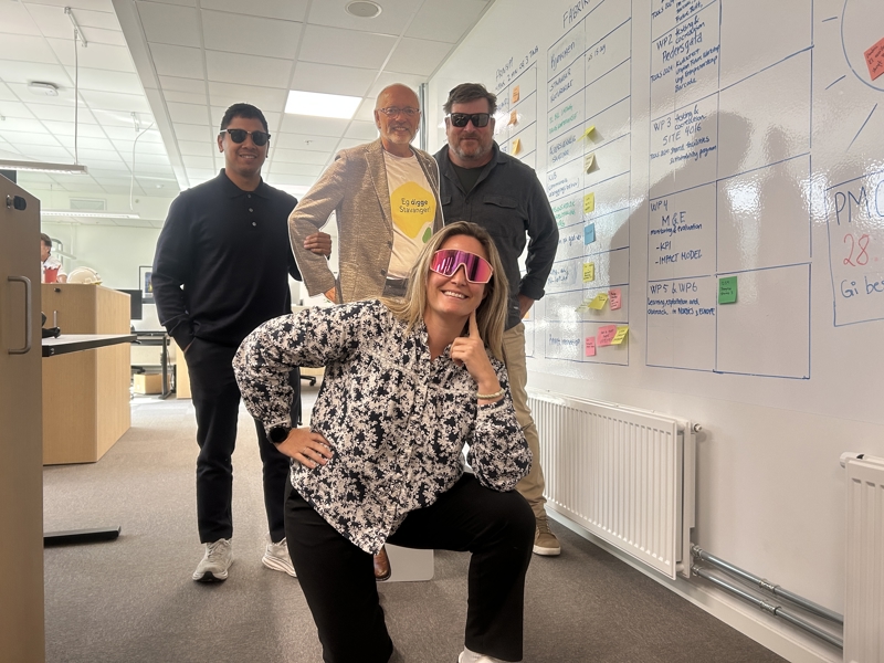 Jan Angelo Dalåsen Klepsland, Jens Otto Skåra Hansen og Hege Myhrer er tre ansatte som jobber med digitalisering. Her poserer de med raske briller. 