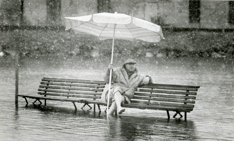 Gammelt bilde av mann på benk i Stavanger