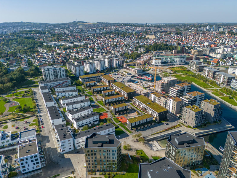 Lervig Brygge under utbygging. Vi ser ferdige rekkehus og boligblokker, samt tomter under utbygging. 
