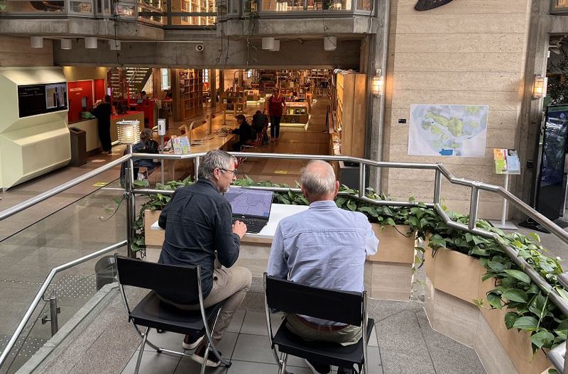 Kaj Lea veileder en innbygger på Sølvberget, under høringen av kommuneplanens arealdel i august 2022. Foto: Sigrun Sætrevik