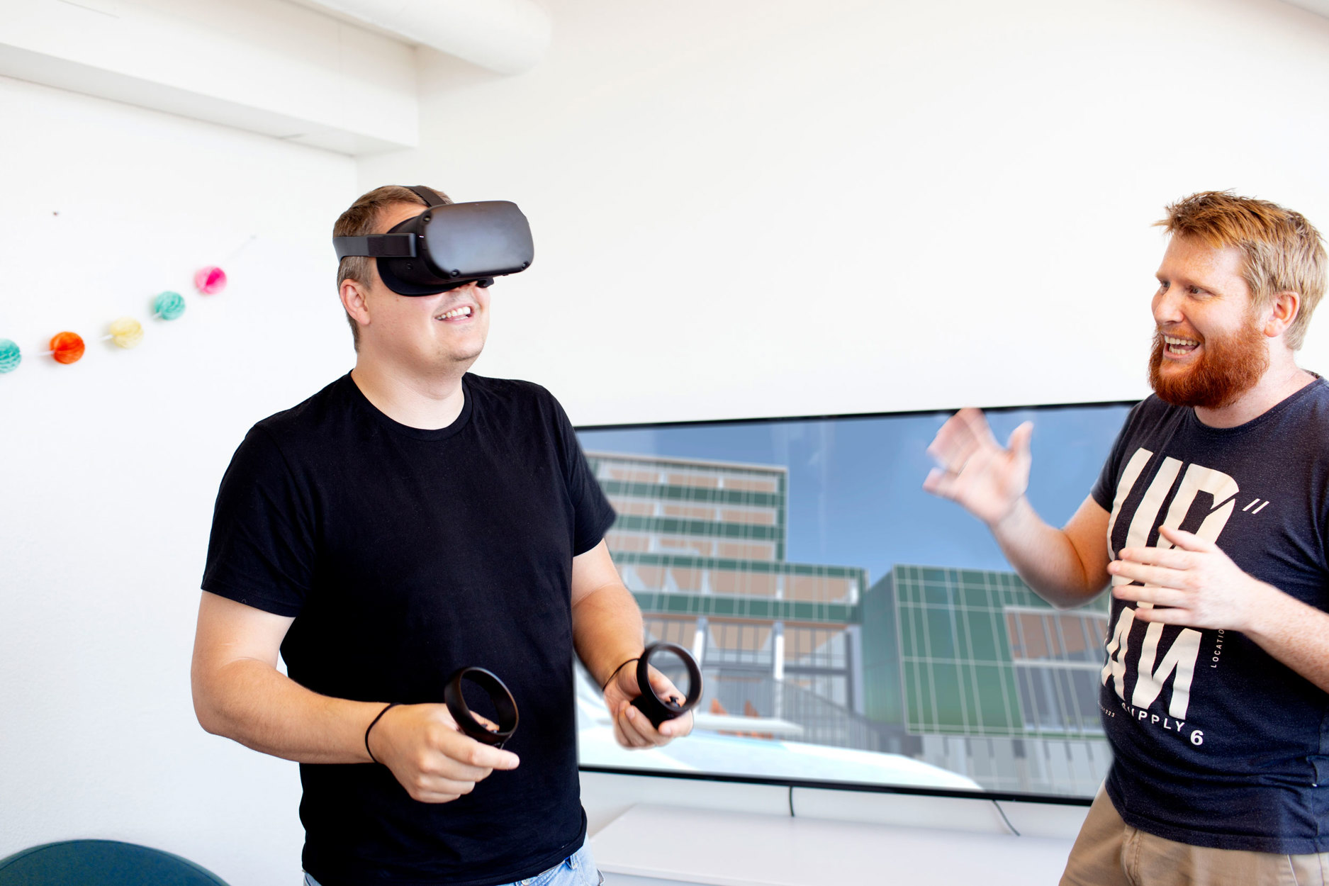 Tim Esborn og Martin Ljosdal i avdeling for kart og digitale tjenester tester ut innbyggerinvolvering på VR-vis.