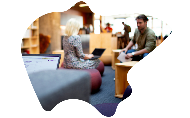 To ansatte i fellesareal i Olav Kyrres gate 19. Foto: Minna Suojoki