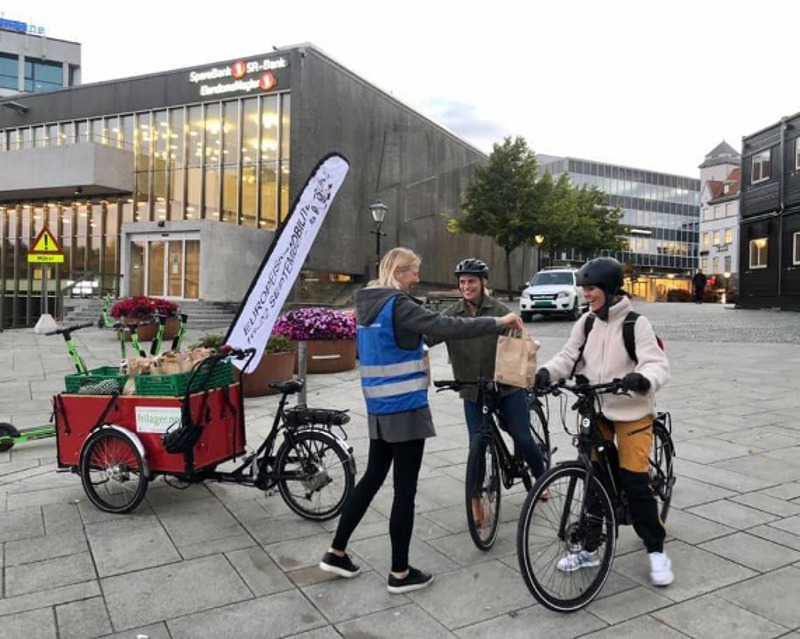 Utdeling av frokost til syklister på Domkirkeplassen. 