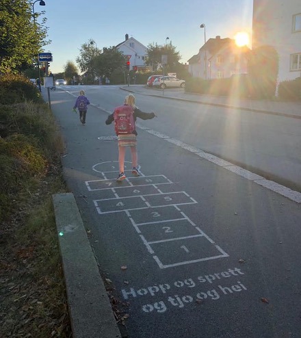 Barn hopper paradis på fortauet