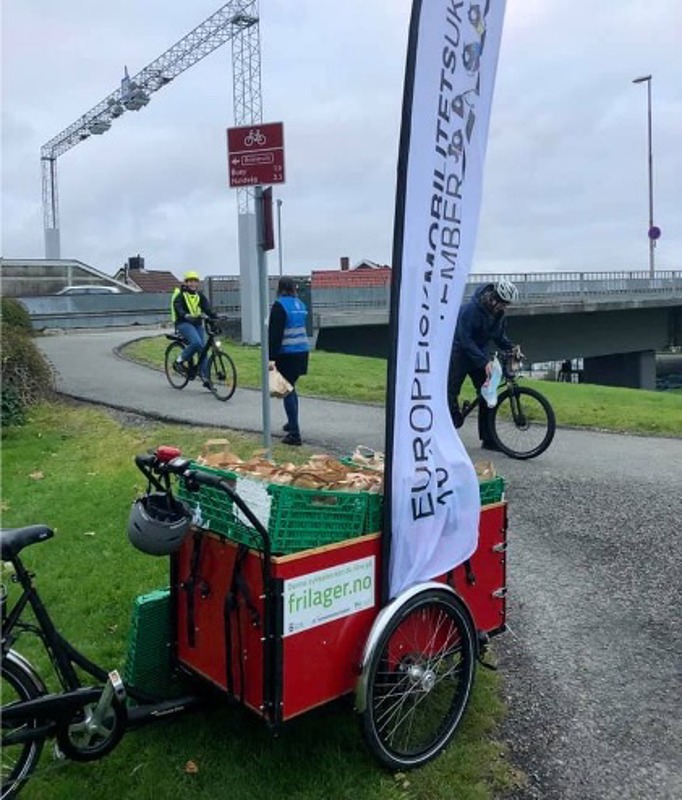 Det deles ut frokost til syklister ved Bybrua, i anledning mobilitetsuka