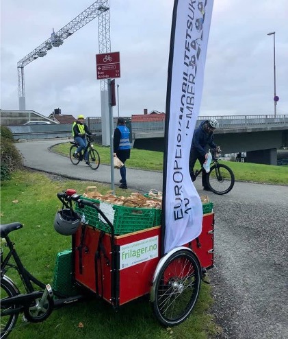 Det deles ut frokost til syklister ved Bybrua, i anledning mobilitetsuka