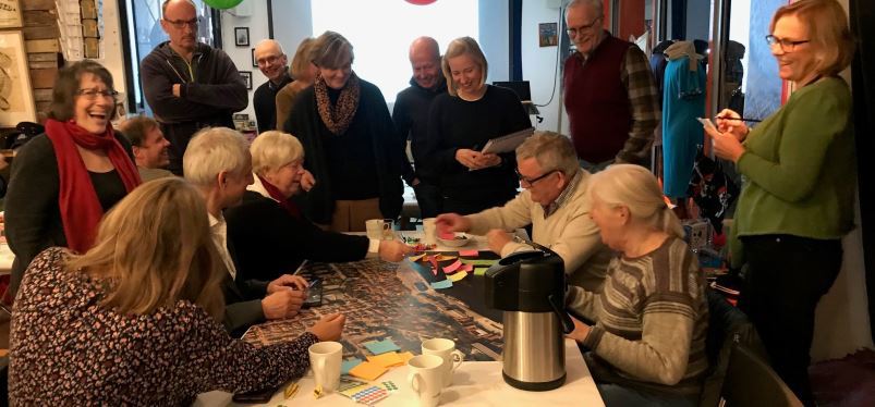 Mennesker rundt et bord under workshop i oktober 2019