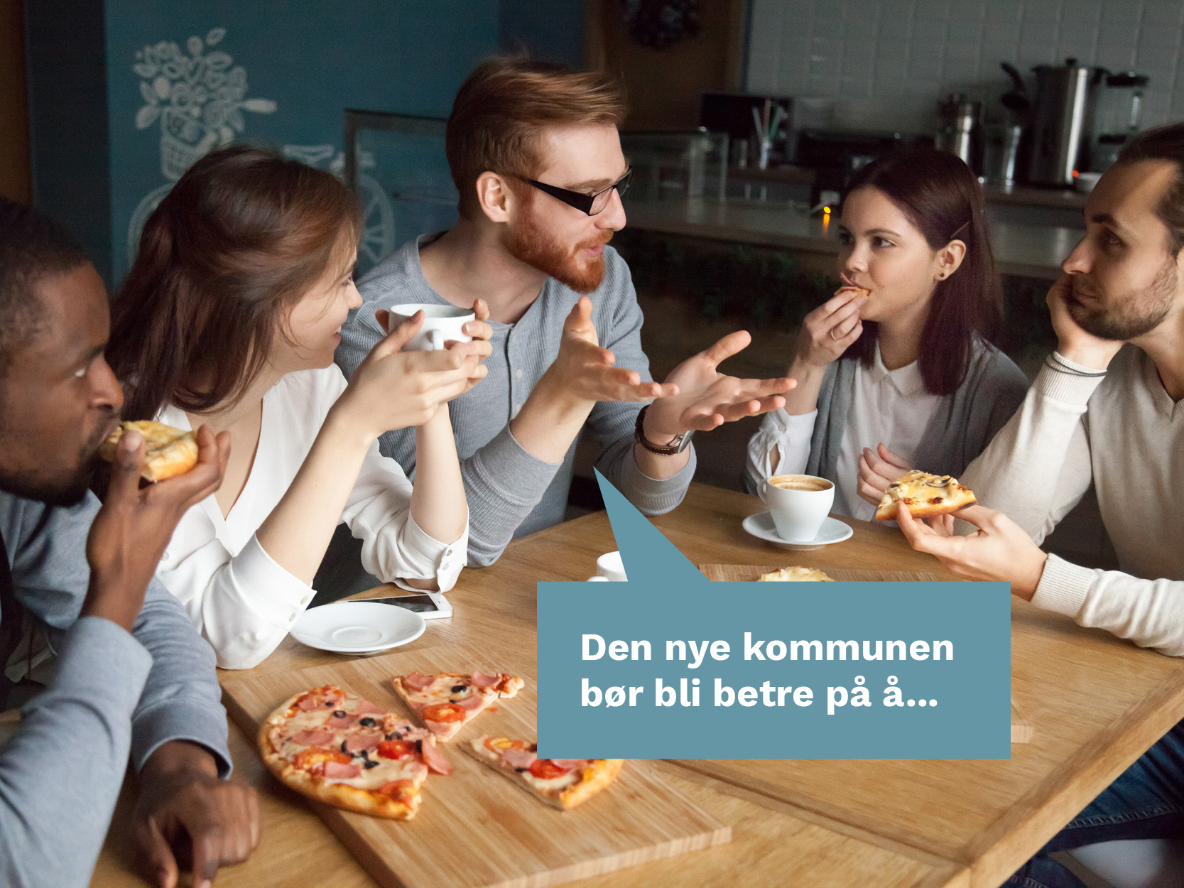 Foto. Ungdommer spiser pizza.