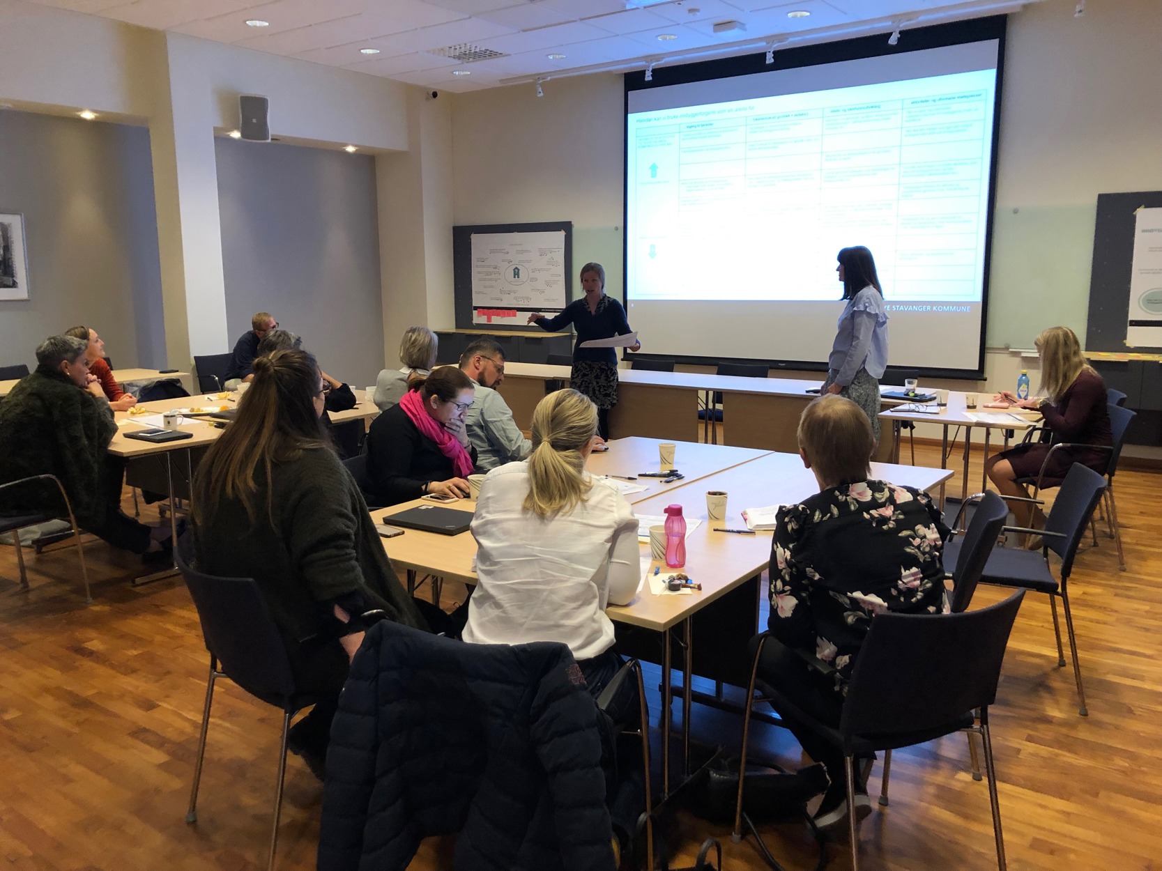 Foto. Ansatte på workshop.