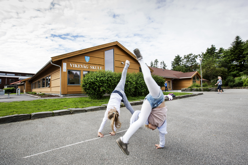 Foto. Skolebarn slår hjul.