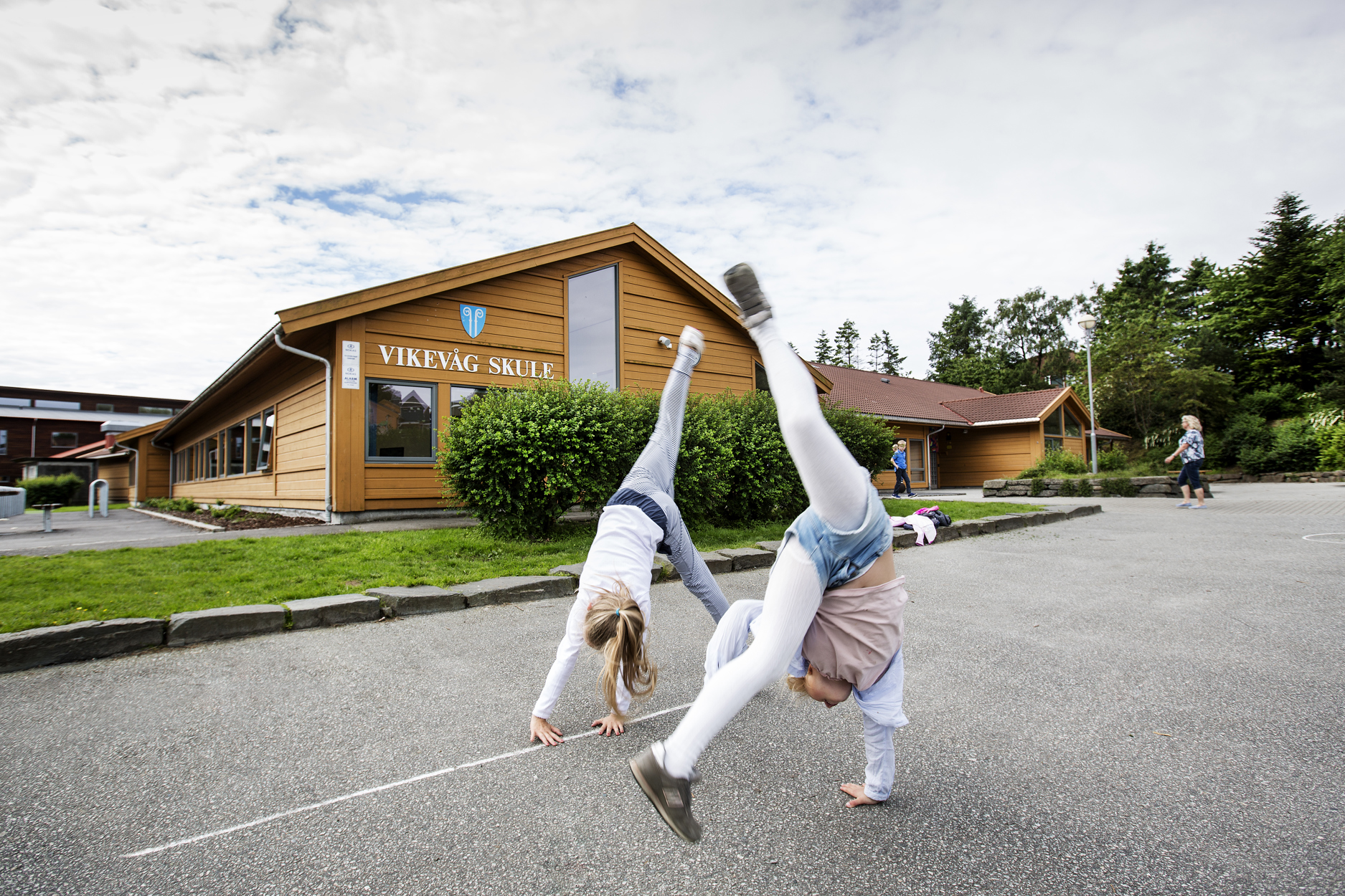 Foto. Skolebarn slår hjul.