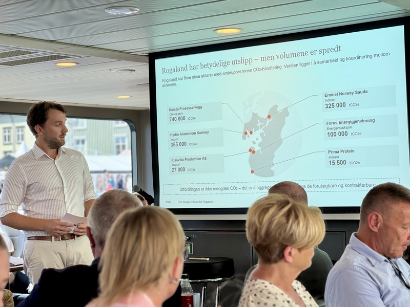 Under Arendalsuka samlet debatten «Hvordan bygger vi en levedyktig CCS-verdikjede etter Langskip?» fullt hus om bord på Rygerelektra. Her delte Mathias Fjellberg Foyn fra PwC Norway smakebiter fra det kommende veikartet for CO₂-håndtering i Rogaland. 
