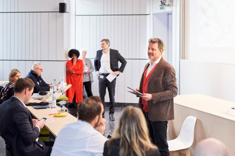 Philip Durnford, rådgiver smartbyen, Stavanger kommune, ledet workshop med Airmour-partnere om hvordan droner kan innlemmes i medisinske tjenester.  Foto: Nicolas Wefers / Regionalmanagement Nordhessen