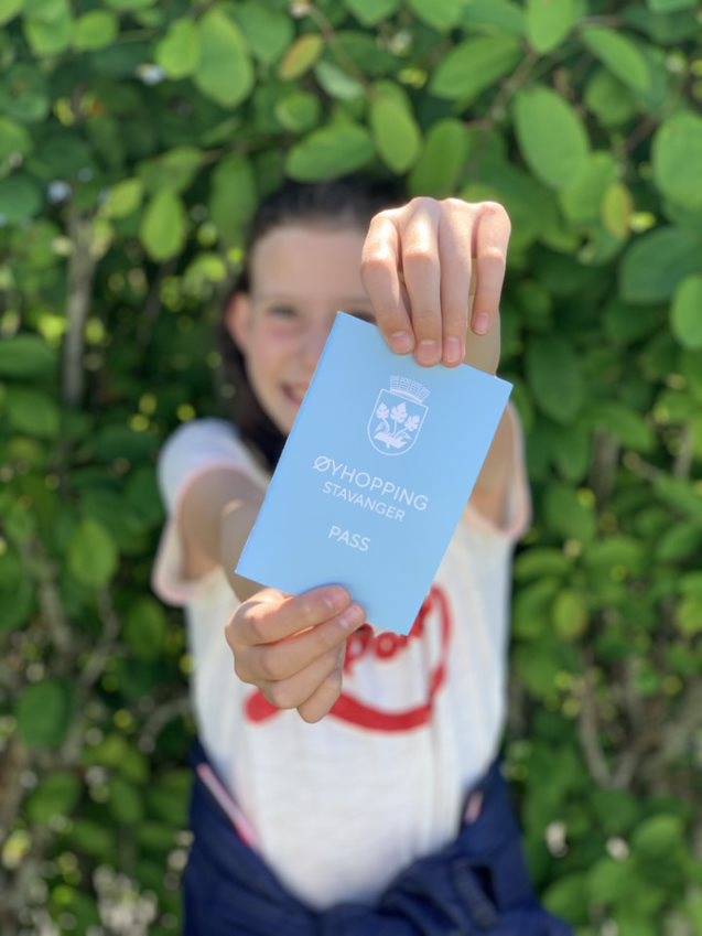 Glad jente viser fram øypasset sitt fra Stavanger kommune.