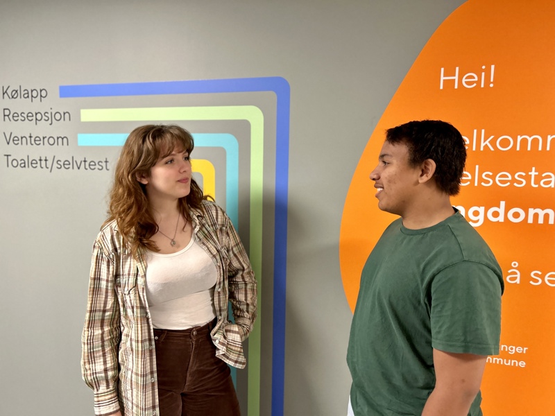 Helsestasjonen for ungdom. To ungdommer besøker stasjonen.